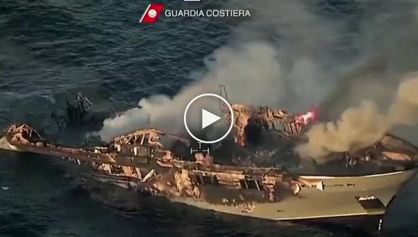 У берегов Сардинии на глазах у спасателей сгорела и утонула 50-метровая яхта
