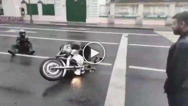 Мотоциклист упал из-за пьяного пешехода (мат)