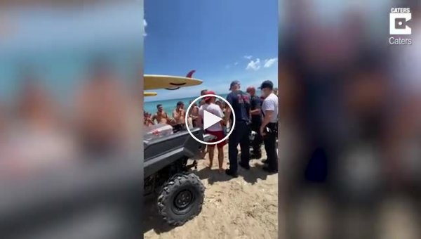 Турист появился на пляже с акулой, вцепившейся ему в руку