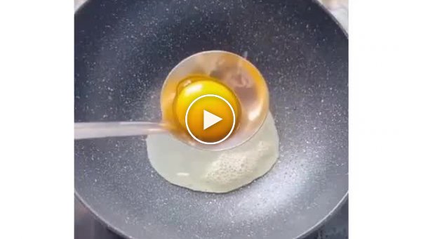 Необычный способ приготовления яичницы