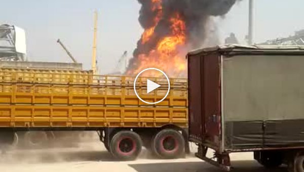 Не опять, а снова. В Бейруте в том самом порту, где случился взрыв, горит склад с автомаслами и шинами