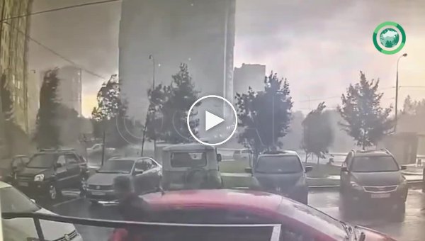 Штормовой ветер в Москве оторвал металлический контейнер и швырнул его на машины