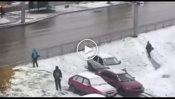 В Ленинск-Кузнецке выпал первый снег - а коммунальщики решили покосить траву