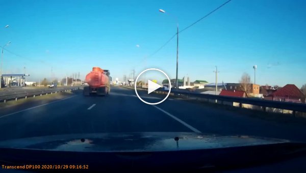 Опасный снаряд. В Тольятти бензовоз потерял колесо (мат)