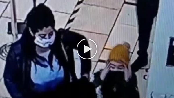 Охранник магазина случайно брызнул антисептиком в глаза ребенку