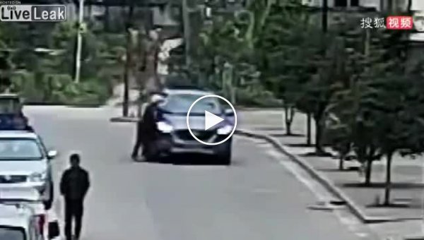 Китайская мамаша, перебегая дорогу, выронила малыша, который «приземлился» на крыше автомобиля