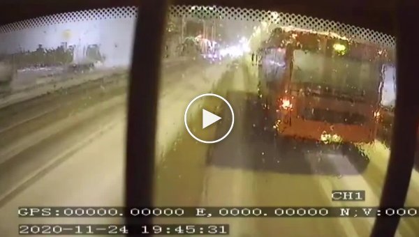 В Казани автобус сбил насмерть девушку