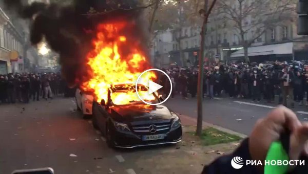Поджигают машины и жгут файеры в Париже протестуют против законопроекта О глобальной безопасности