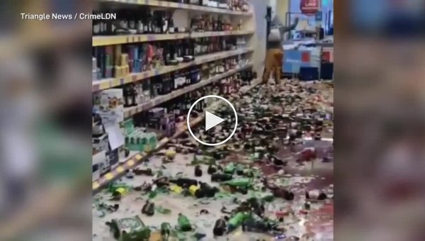 Разъяренная женщина из Англии разбила 500 бутылок алкоголя в супермаркете