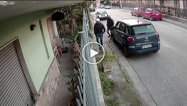 Итальянские преступники угнали автомобиль необычным способом