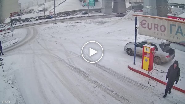 В Новосибирске мужчина бросился под бензовоз
