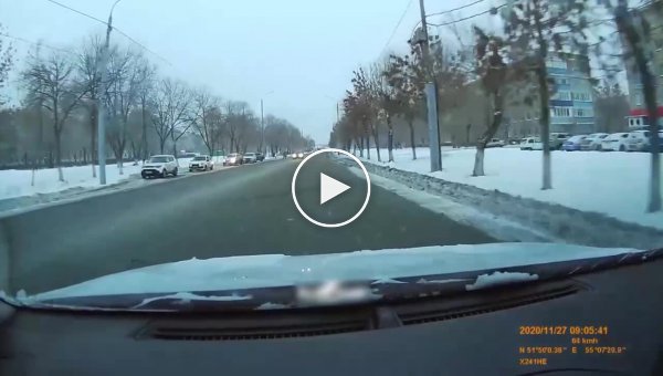 «За рулем был старый дед», — водитель избежал столкновения в Оренбурге