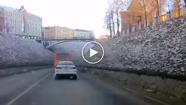 Ковш от трактора оторвался и упал на проезжую часть в Нижнем Новгороде