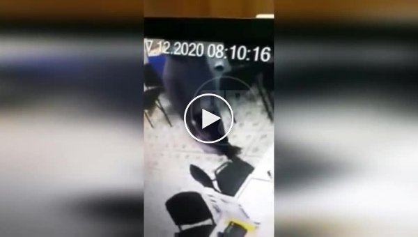 В Липецкой области мужчина с трубой жестоко избил девушку в офисе микрофинансов