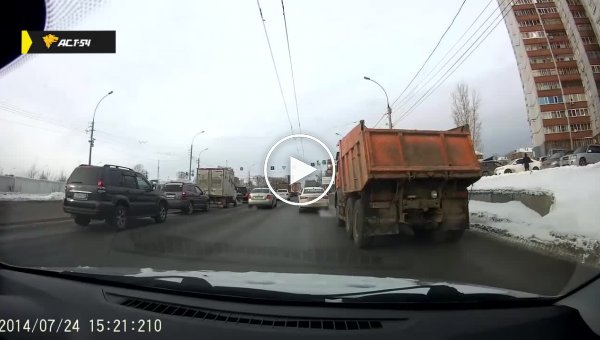 Водитель КамАЗа спровоцировал ДТП в Новосибирске