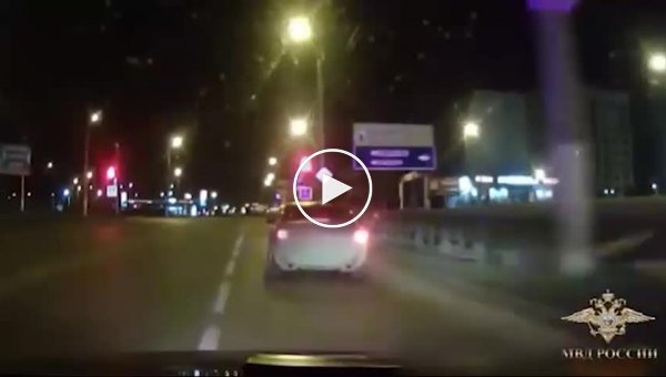 Инспектор из Керчи на ходу запрыгнул в авто пьяного водителя