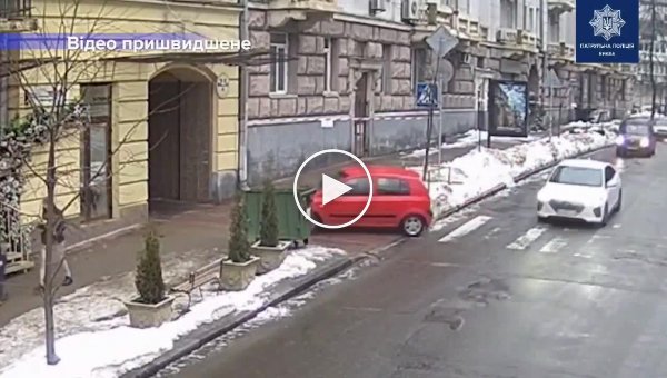 В Киеве куски льда со снегом рухнули на припаркованный в неположенном месте автомобиль