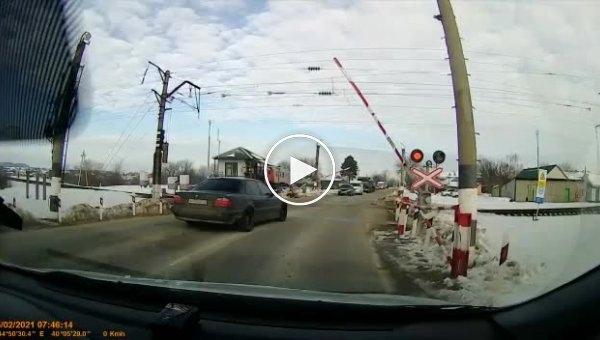 Мгновенная карма. Полиция остановила водителя BMW на железнодорожном переезде в Адыгее
