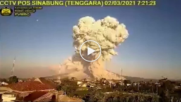 Индонезийский вулкан Синабунг на острове Суматра