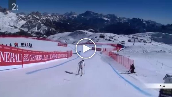 Лыжницу пришлось эвакуировать на вертолете после жуткого падения на соревнованиях в Италии