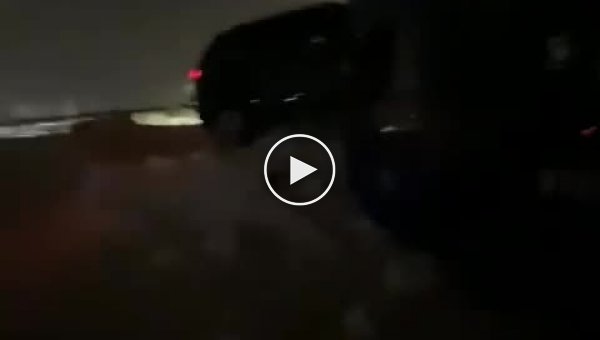 Внедорожник запрыгнул в автобус благодаря снежному трамплину в Норильске