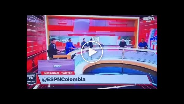 На ведущего колумбийского спортивного канала упал экран во время прямого эфира