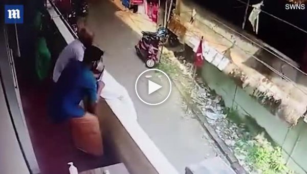 Индиец успел спасти пенсионера, упавшего с балкона банка