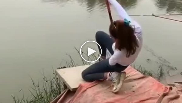 Девушка, которая любит рыбачить и умеет это делать