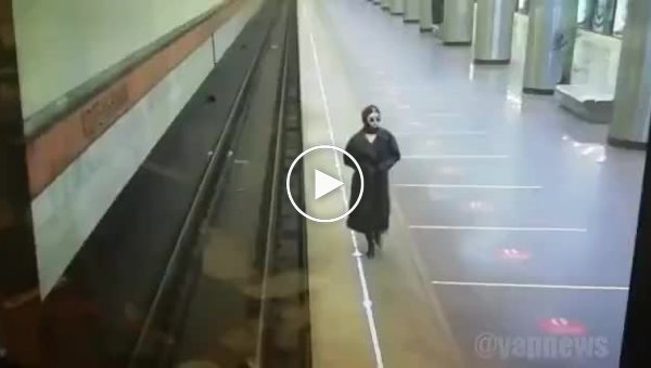 Весна обострает у некоторых людей желание делать странные вещи. Женщина на станции метро в Москве