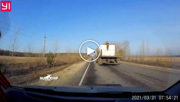 В Воронежской области водитель еле уклонился от столкновения с грузовиком
