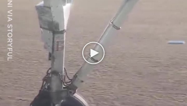 На видео крупным планом попала аварийная посадка самолёта с неисправным шасси