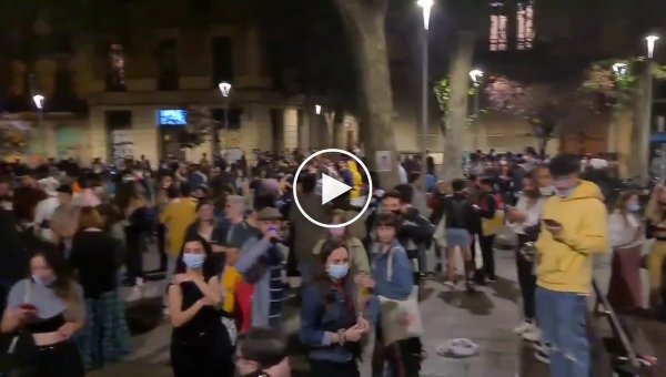 В Испании люди массово празднуют снятие карантинных ограничений - пришлось вмешиваться полиции