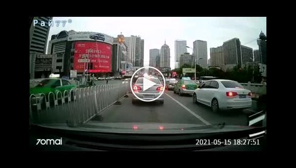 Приземление легковушки на крыше другого автомобиля в Китае