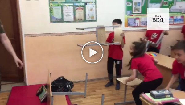 В Казани учитель ОБЖ с пластиковы ножом напал на детей для обучения
