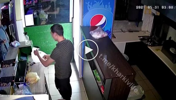 В Харькове пьяный мужчина напал на продавца шаурмы (мат)