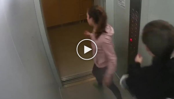 Настя, помоги мне. Неадекватный подросток в лифте дома в Ярославле (тише звук)