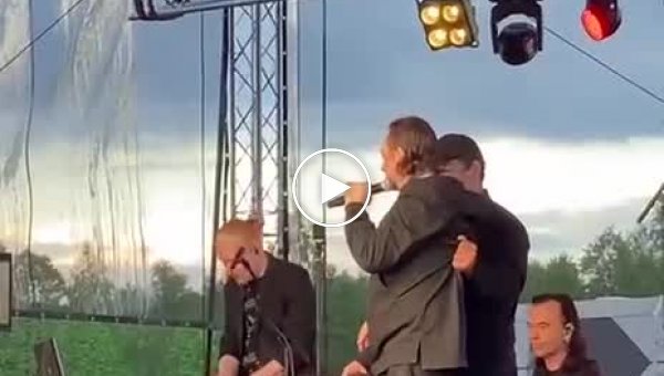 Солист группы Агата Кристи Глеб Самойлов вышел на сцену пьяный и не смог ничего спеть