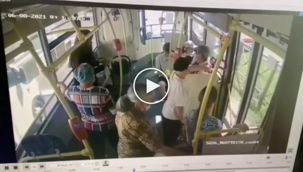 Никто из пассажиров автобуса не помог потерявшей сознание девушке