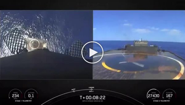 SpaceX показал посадку ускорителя на платформу