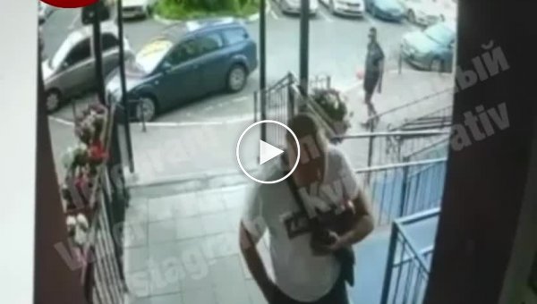 В Киеве мужчина побил подростка в подъезде за его внешность