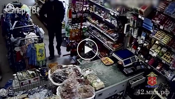 В Кузбассе продавщица голыми руками скрутила грабителя с ножом