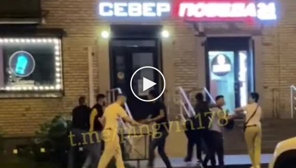 В Санкт-Петербурге парень решил снять драку кавказцев, но вскоре ему самому пришлось убегать