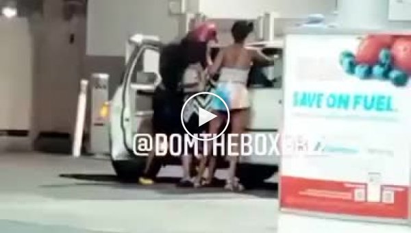 Три девушки напали на застенчевого водителя