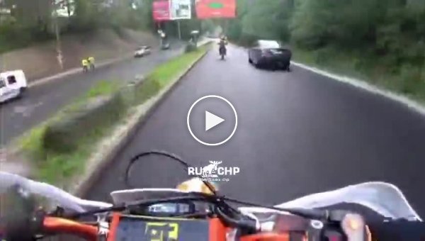 Мотоциклисты зацепили коня на дороге