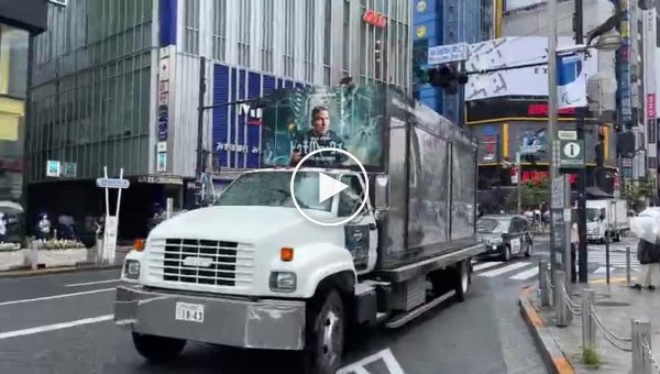 На улицах Токио заметили транспорт с монстром в прозрачной клетке
