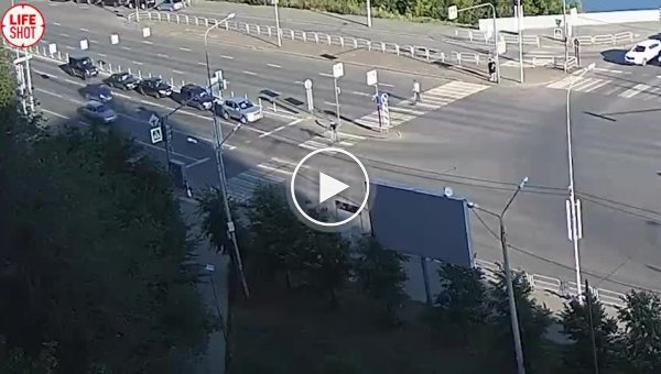 Электросамокатчик поехал на красный и попал под машину в Челябинске