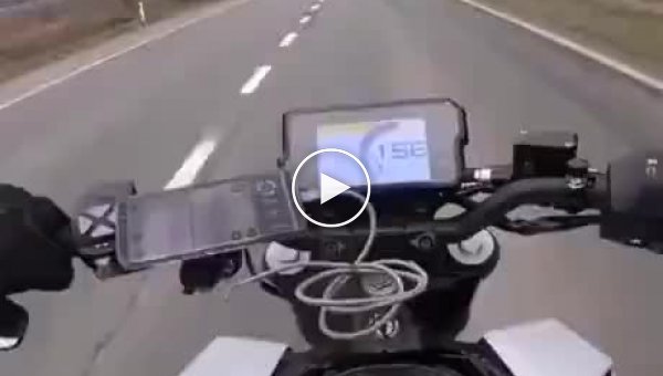 Опасные поездки у мотоциклистов на дороге