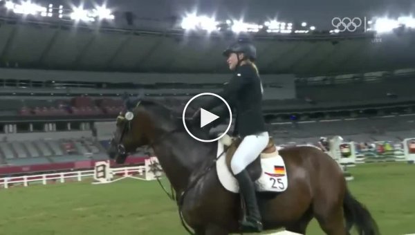 Немецкого тренера дисквалифицировали на Олимпиаде за жестокое обращение с конем