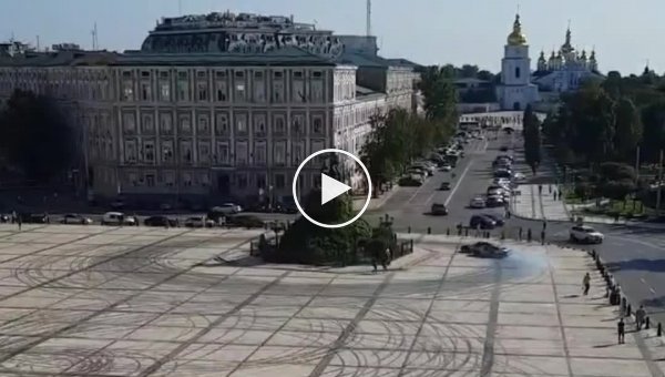 Суетологи в машинах RedBull дрифтили на Софийской площади ради рекламного ролика