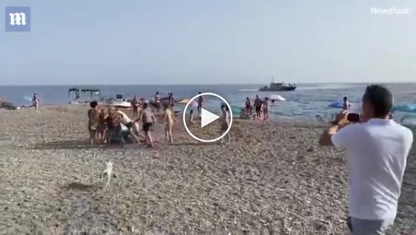 Драматичное задержание наркокурьера пляжниками попало на видео в Испании